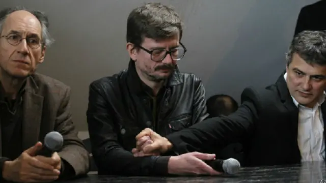 《查理周刊》的主编Gerard Biard和新一期封面漫画作者Renald "Luz" Luzier在新闻发布会上