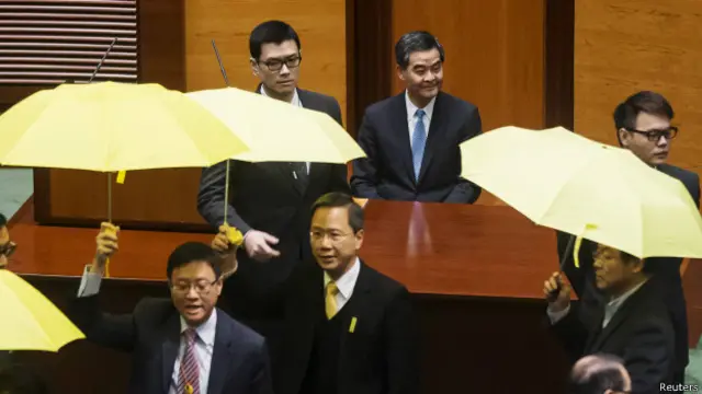 马岳认为，北京人大的“落闸”，没有给梁振英留下什么政治空间，他在政改问题上重复前两个《施政报告》的表态是意料之中的。