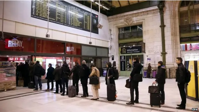 Karikatur Nabi Muhammad diterbitkan oleh Charlie Hebdo hari ini. Sejumlah orang tampak mengantri untuk mendapat ediri terbaru ini. 