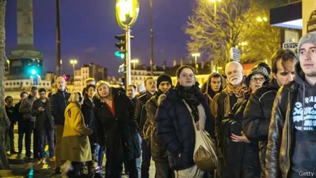 در برخی نقاط پاریس صف‌های طولانی در برابر مراکز توزیع شارلی ابدو تشکیل شد