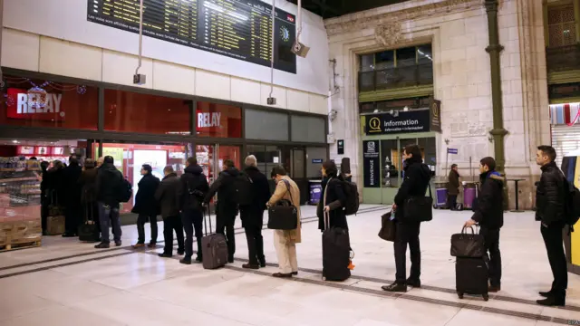 Antrian di stasiun kereta api