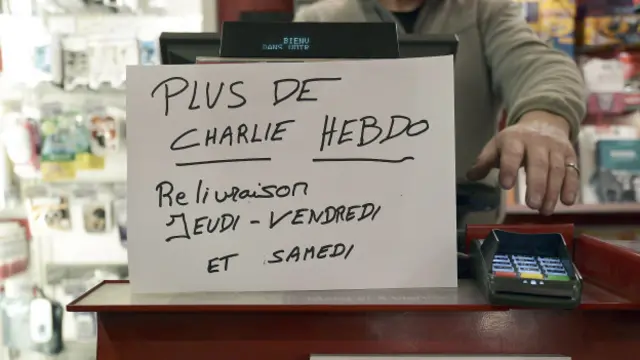 Bir gazete bayisindeki yazıda "Charlie Hebdo bitti. Bir sonraki parti Perşmebe, Cuma, Cumartesi gelecek" yazıyor.