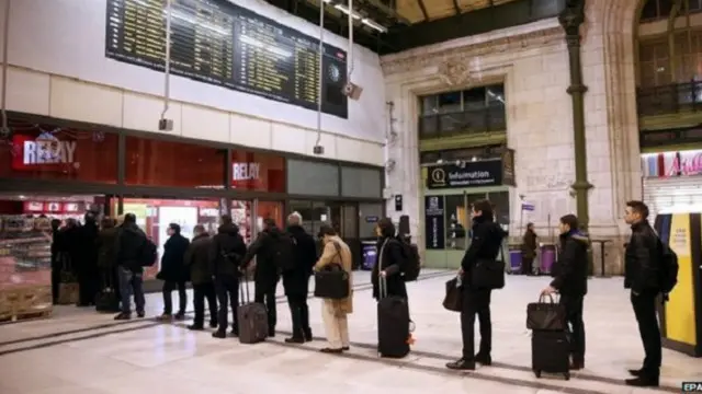 كان الطلب على العدد الجديد كبيرا فاضطر الراغبون إلى الاصطفاف طوابير لشراء نسخة.