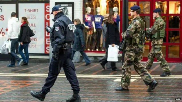 إجراءات الأمن شددت كثيرا في أرجاء فرنسا بعد وقوع الهجمات.