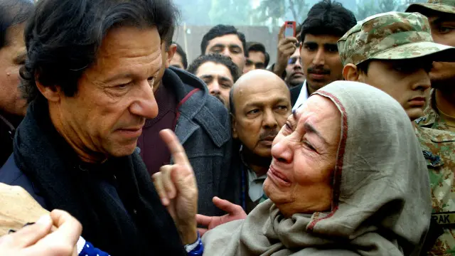 احتجاج میں شامل والدین کا شکوہ تھا کہ عمران خان نے ان کے بچوں کی ہلاکت کا ایک ماہ گذرنے سے پہلے ہی شادی رچا لی