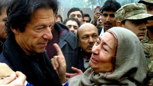 چند روز قبل آرمی پبلک سکول کے دورے کے موقعے پر عمران خان کو والدین کے احتجاج کا سامنا کرنا پڑا تھا