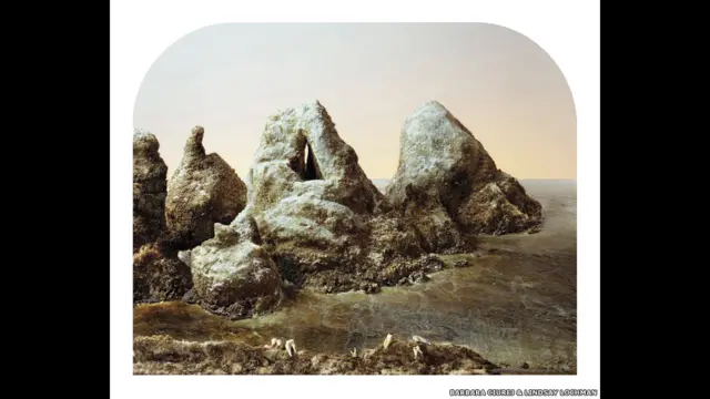 خیال رہے کہ واٹکنز کثرت سے فارلان جزائر کی تصاویر کھینچتے رہے ہیں اور ان کی ’شوگر لوف‘ جزائر کی تصویر سے متاثر ہو کر یہ منظر بنایا گیا ہے اور اسے ’کولا کے سمندر‘ کا نام دیا گیا ہے۔
