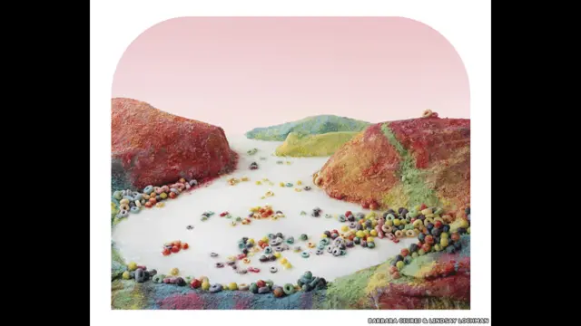  لنزی لاک مین کا کہنا تھا کہ ’ان مناظر کو سمجھانے کے لیے ہم نے فوٹوگرافر کارلٹن واٹکنز کی کتاب کا حوالہ دیا ہے۔‘ 