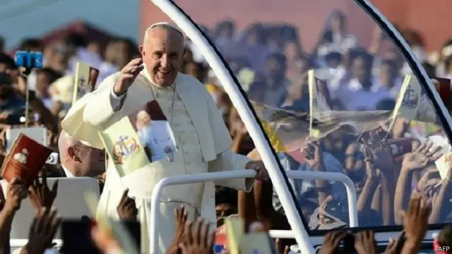 عشرات الآلاف من السريلانكيين اصطفوا لمتابعة قداس البابا