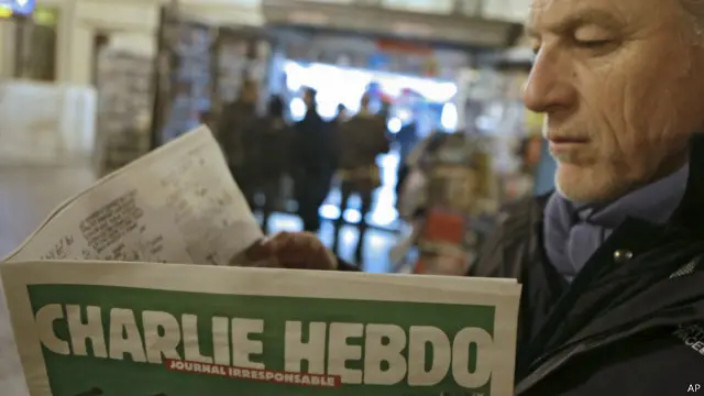 رجل يقرأ شارلي إبدو