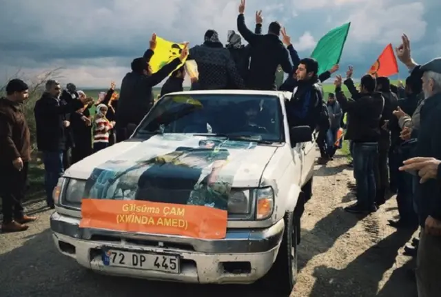 الشباب في جنازة غولسوم كام 