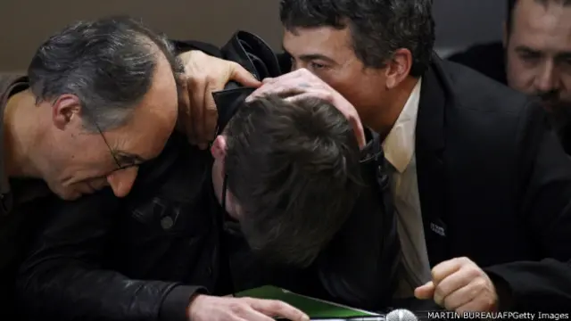 Le dessinateur Renald Luzier, aka Luz (C), le rédacteur en chef Gerard Briard (G) et Patrick Pelloux, un des chroniqueurs de Charlie Hebdo lors d’un conférence de presse un jour avant la sortie du dernier numéro le 13 janvier 2015.