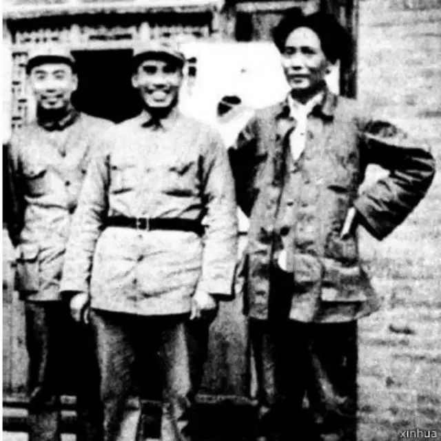 长征后抵达延安的毛泽东、周恩来和朱德。真正从组织上确立毛泽东在全党的领导地位,是从延安整风以后。