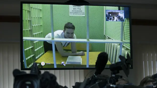 Надежда Савченко выступает по видеосвязи из тюремной камеры