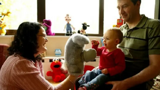 الدكتور جين هربرت وهي تجري الدراسة على أحد الأطفال