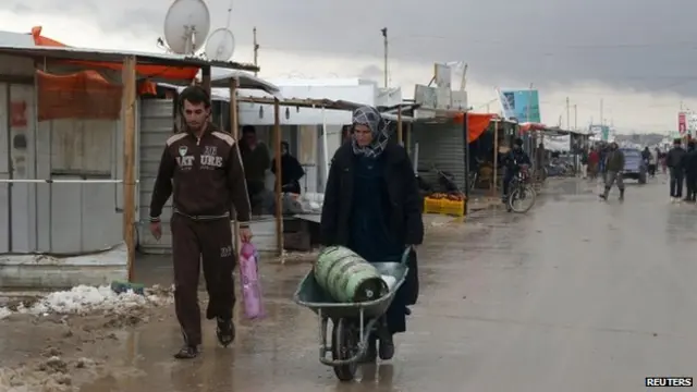 Mülteciler dondurucu soğuklarda elektriksiz ya da çok az elektrikle yaşıyor.