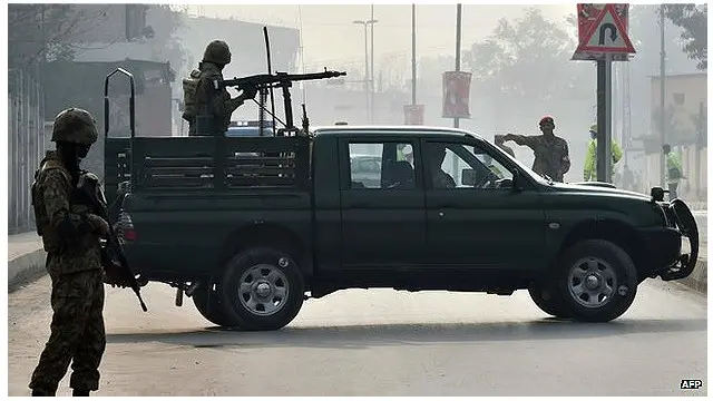 پشاور کے ایک سکول کے باہر سکیورٹی کا منظر