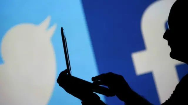 ජනපතිවරණයේදී අඩු වරප්රසාද ලාභී අපේක්ෂකයා වූ මෛත්රීපාල සිරිසේන කෙරෙහි සමාජ මාධ්ය ජාලවල සානුකම්පිත ආකල්පයක් පල වූ බවක් දක්නට ලැබුණු බව නාලක ගුණවර්ධන පවසයි