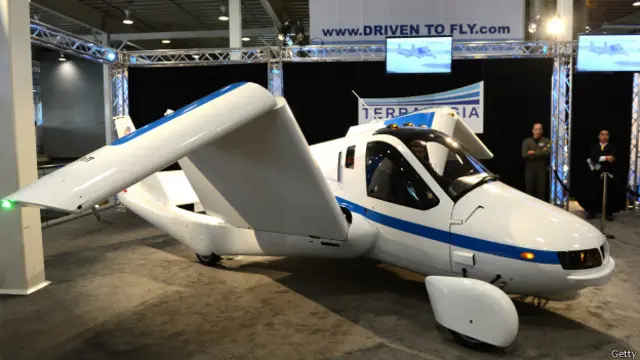 El "carro volador" de Terrafugia, presentado en el show de automovilismo de Nueva York en 2012