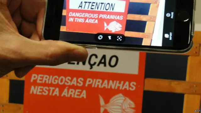 Наведіть камеру на напис - і на екрані з'явиться переклад