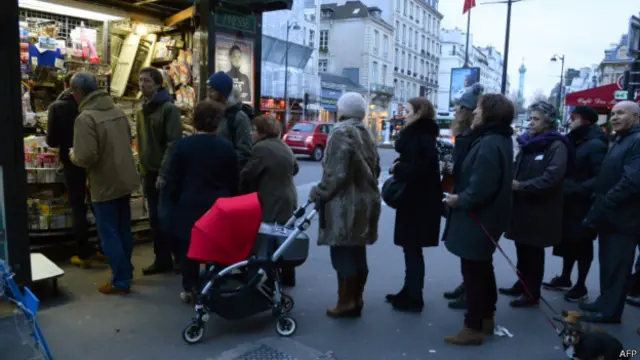 Очередь у газетного киоска