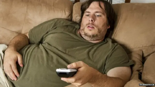 Мужчина перед телевизором