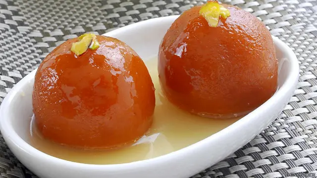 موسم برسات میں بعض لوگوں کو گرم گرم گلاب جامن بہت پسند آتے ہیں