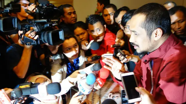 Pemeriksaan terhadap Abraham Samad dihentikan sementara karena yang bersangkutan "tidak enak badan".