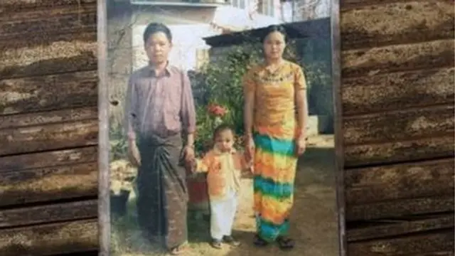 欣欣的父亲（左）：打牌把钱输光了