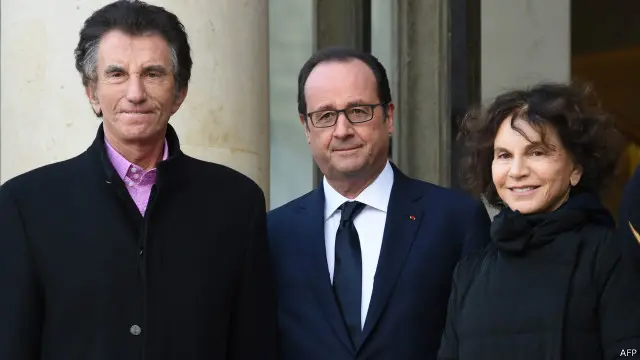 استقبل هولاند رئيس معهد العالم العربي وزوجته في قصر الإليزيه في 11 يناير/كانون الثاني.