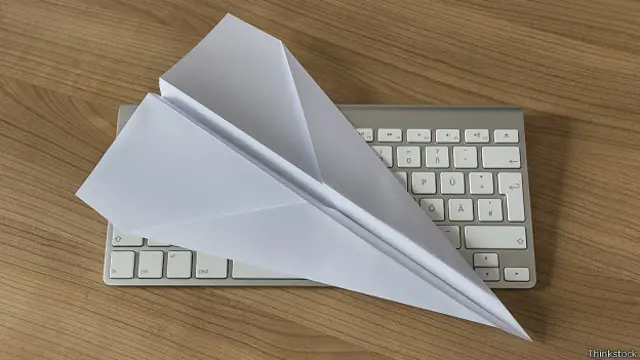 Бумажный самолетик на клавиатуре