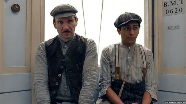 Рэйф Файнс (слева) и Тони Револори в фильме "Отель "Гранд Будапешт"