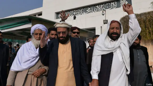 قرار داد کے متن میں کہا گیا ہے کہ: یہ ایوان فرانسیسی میگزین کی جانب سے پیغمبر اسلام کے توہین آمیز خاکوں کی اشاعت اور دوبارہ اشاعت کی شدید مذمت کرتا ہے، اور اس نے مغربی ممالک کے روزناموں اور جرائد میں اس کے دوبارہ اجرا کو سنجیدگی سے لیا ہے