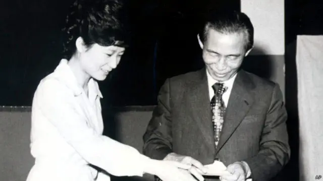 Bà Park Geun-kye bỏ phiếu cùng cha, nhà độc tài Nam Hàn Park Chung-hee năm 1977
