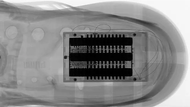 Magnet dan kumparan tembaga ditanam di dalam sol sepatu.