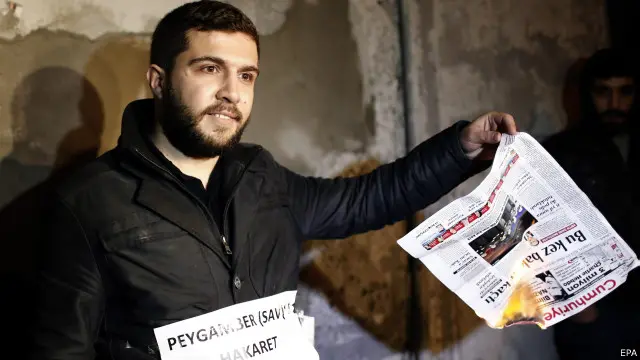 عبر بعض المحتجين عن غضبهم بإحراق نسخ من صحيفة جمهوريت.