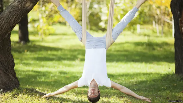La ingravidez en el yoga aéreo beneficia a las personas que sufren problemas en las articulaciones.