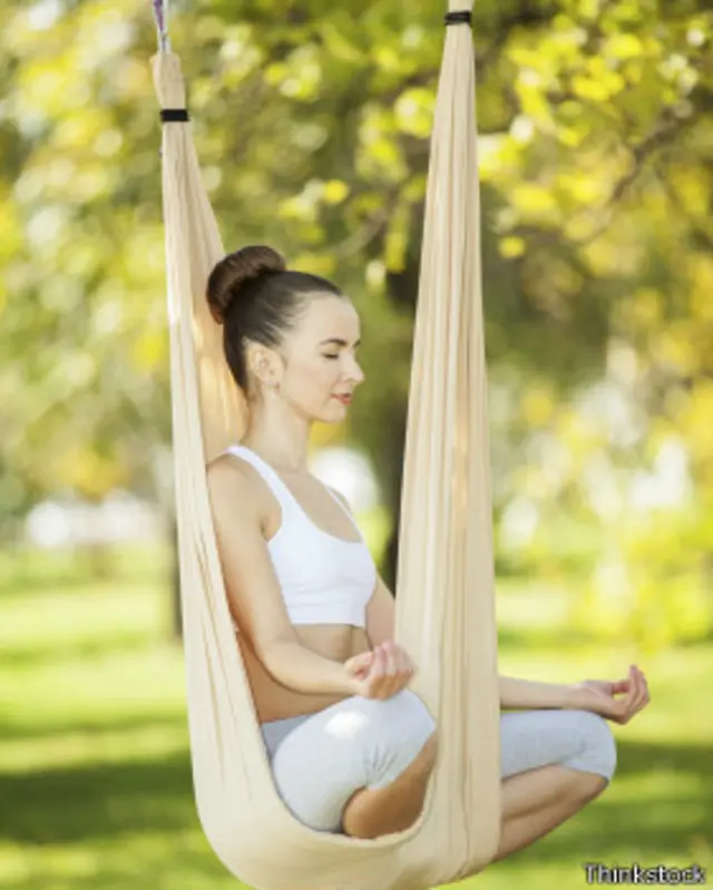 Pese a sus beneficios, los doctores advierten que no todos pueden practicar el yoga aéreo.