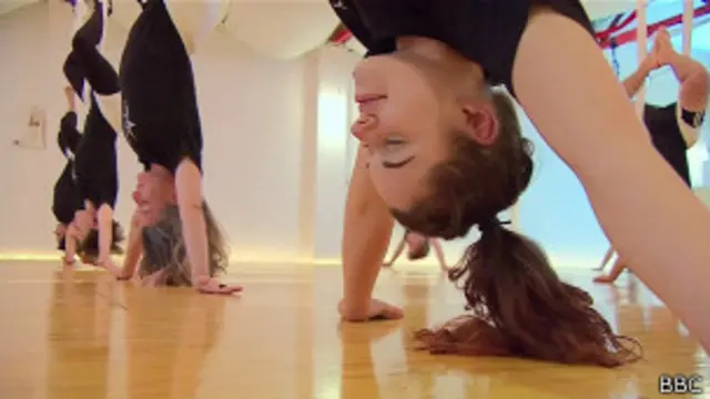 Los instructores aseguran que al estar boca abajo se estimula la producción de serotonina, la hormona de "la felicidad".