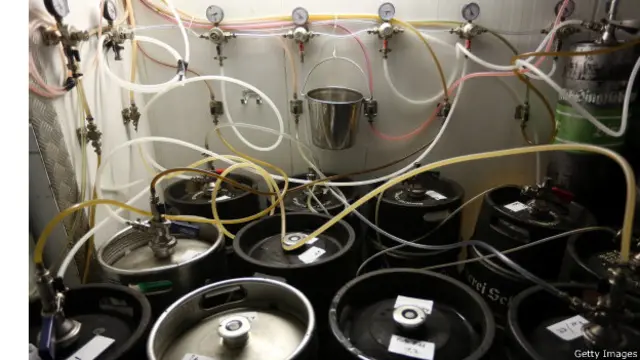 تولید الکل در خانه یا کارگاههای غیرقانونی یا برای تولید الکل ارزان است یا برای دور زدن محدودیتهای قانونی و مذهبی برای دسترسی به الکل استاندارد