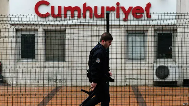 Dalam laporan yang dimuat harian Cumhuriyet, kedua wartawan menulis bahwa truk-truk milik badan intelijen Turki (MIT) digunakan untuk mengirim persenjataan ke kelompok-kelompok oposisi di Suriah. 