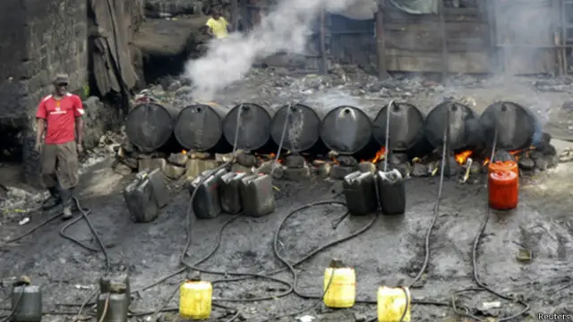 تولید الکل غیرقانونی در آفریقا رواج بسیار دارد، کارگاه غیرقانونی تولید الکل در حومه نایروبی پایتخت کنیا