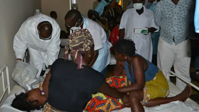 پزشکان در حال مداوای یکی از مسموم شدگان با الکل سمی در موزامبیک