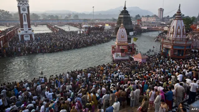 مؤمنون هندوس يصلون الى ضفاف نهر الكنج للسباحة فيه اثناء الاحتفال بمهرجان كمب ميلا في هاريدوار بالهند في 14 ابريل / نيسان 2010