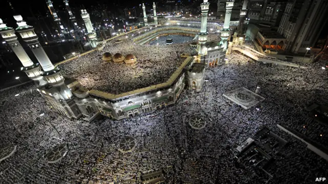 الحجيج يؤمون المسجد الحرام في مكة