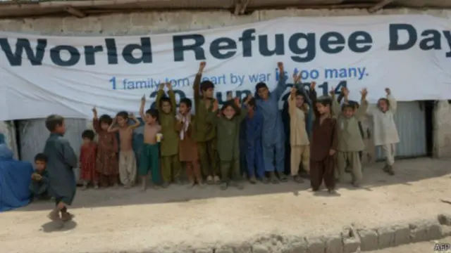 په پېښور کې مېشت افغان کډوال وايي د پېښور پر ښوونځي له برید وروسته پولیسو دوی سره چلند نور هم سخت کړی دی.