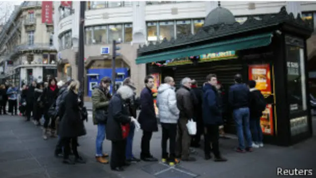 शार्ली एब्डो के ताज़ा अंक की प्रतियाँ ख़रीदने के लिए लगी लोगों की क़तार.