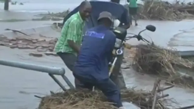 D'autres ont traversé la frontière avec le Mozambique pour se retrouver sur des terres plus en hauteur.