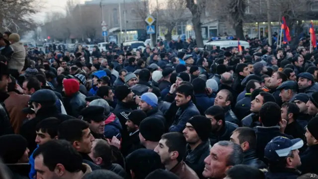 демонстранты в гюмри