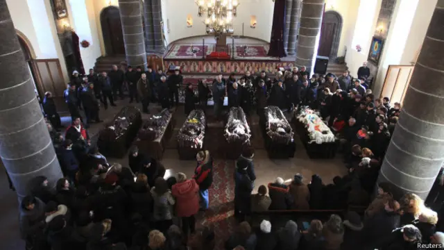 гробы с телами убитых